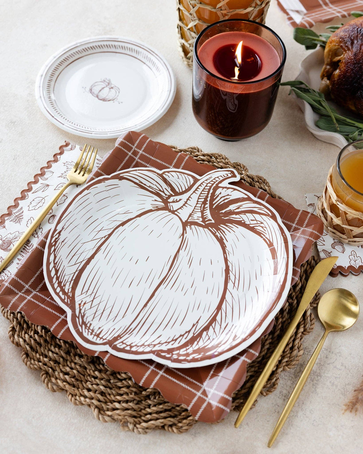 GTH1342 - Pumpkin Line Art Shaped Paper Plates